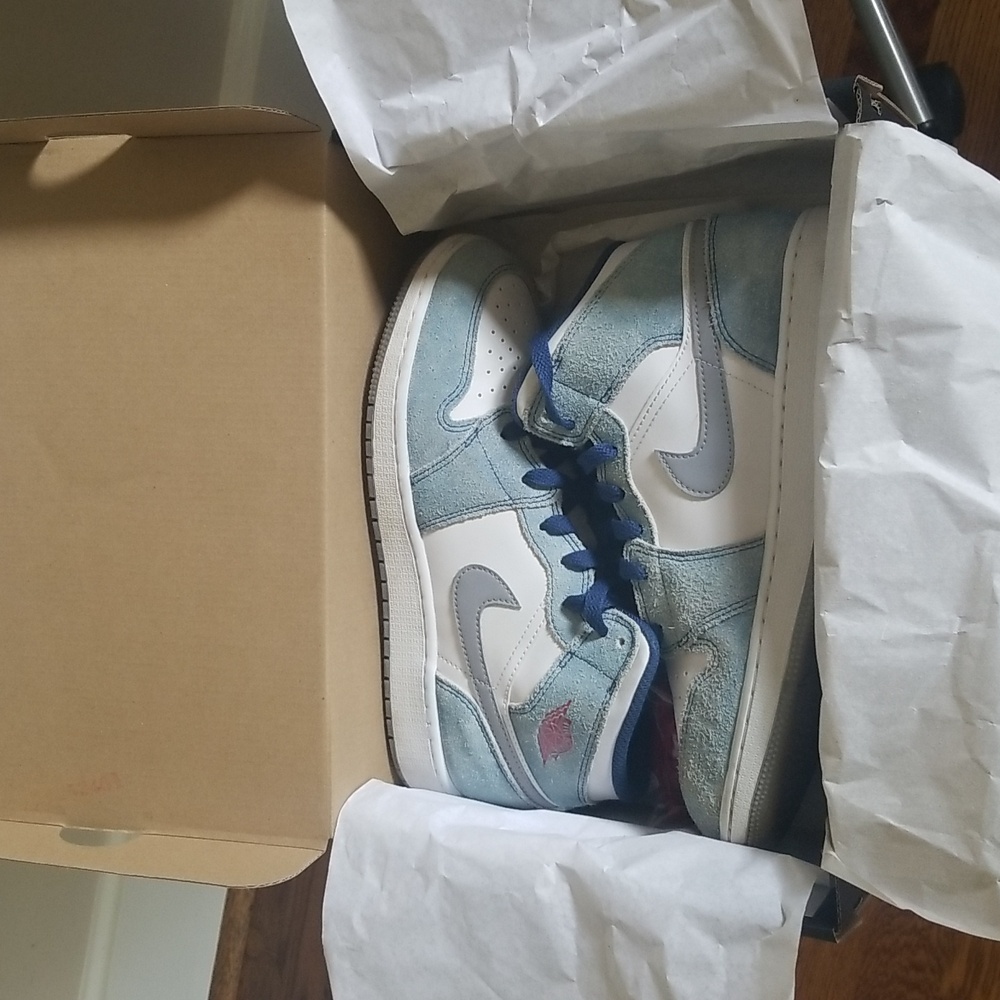 Air Jordan Mid SE in french blue/fire red-white colorway, size 6.5Y